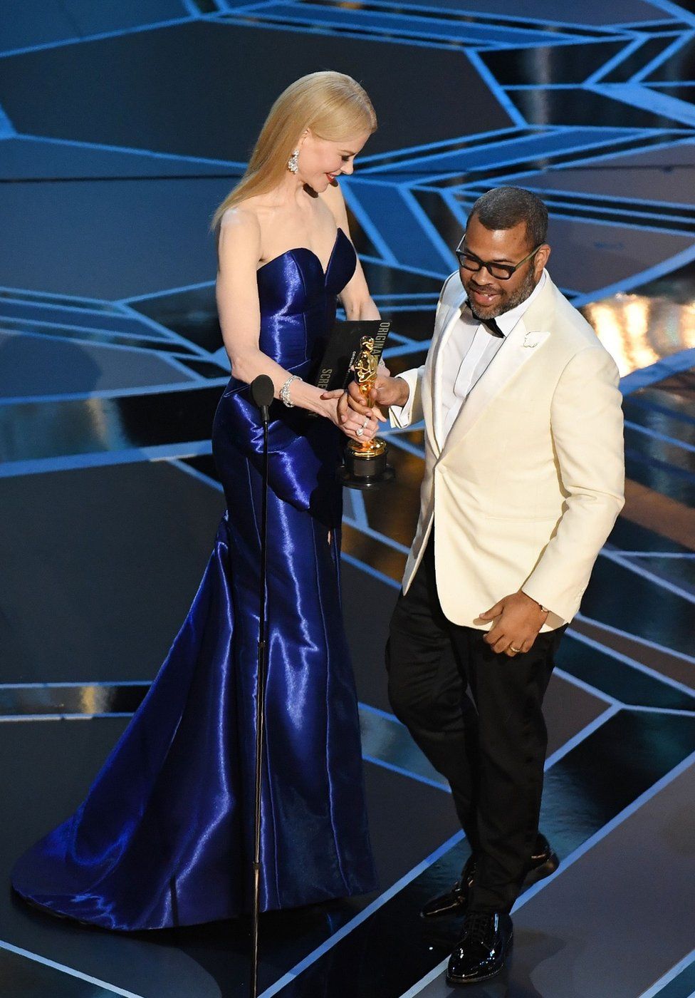 Nicole Kidman presents an Oscar to Jordan Peele