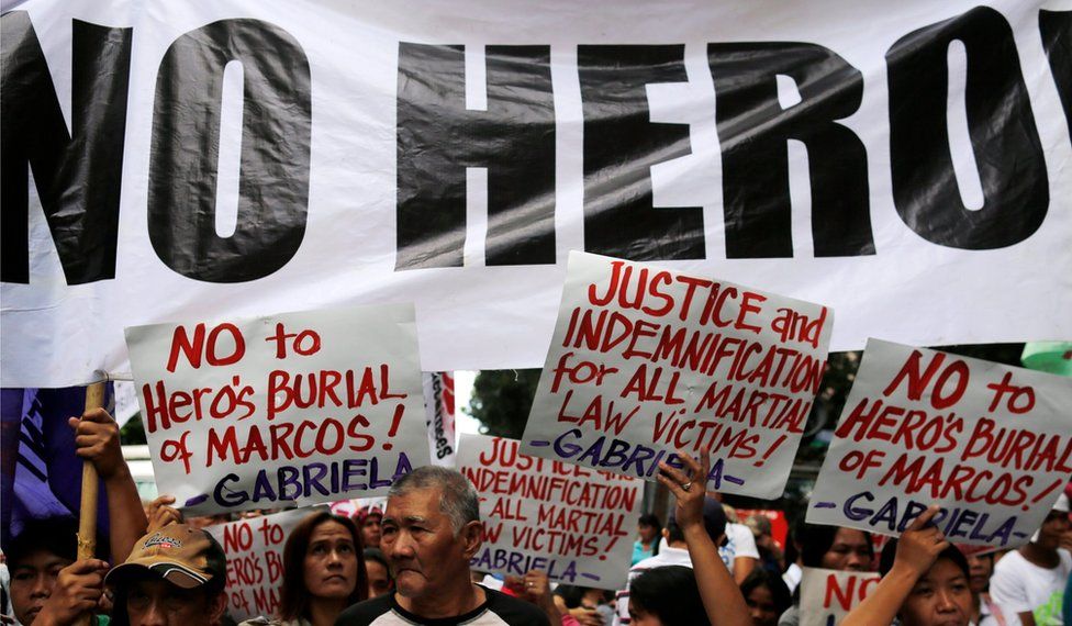 Акция протеста в Маниле 11 ноября 2016 г. против решения о похоронах на кладбище героев.