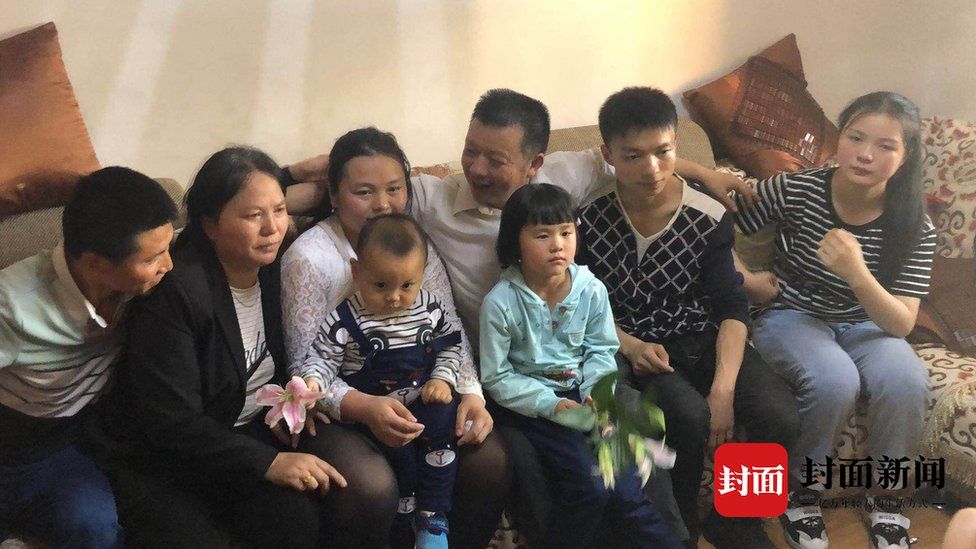Kang Ying, Wang Mingqing and the rest of her family gather for a family photo
