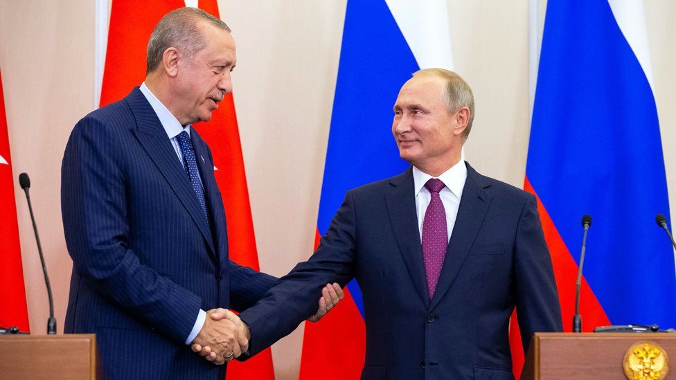 Turkish President Recep Tayyip Erdogan shakes the hand of Russian President Vladimir Putin in Sochi (17 September 2018)