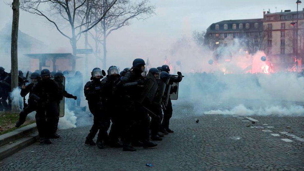 Полиция применила слезоточивый газ в связи с усилением напряженности в конце маршрута на площади Вобан