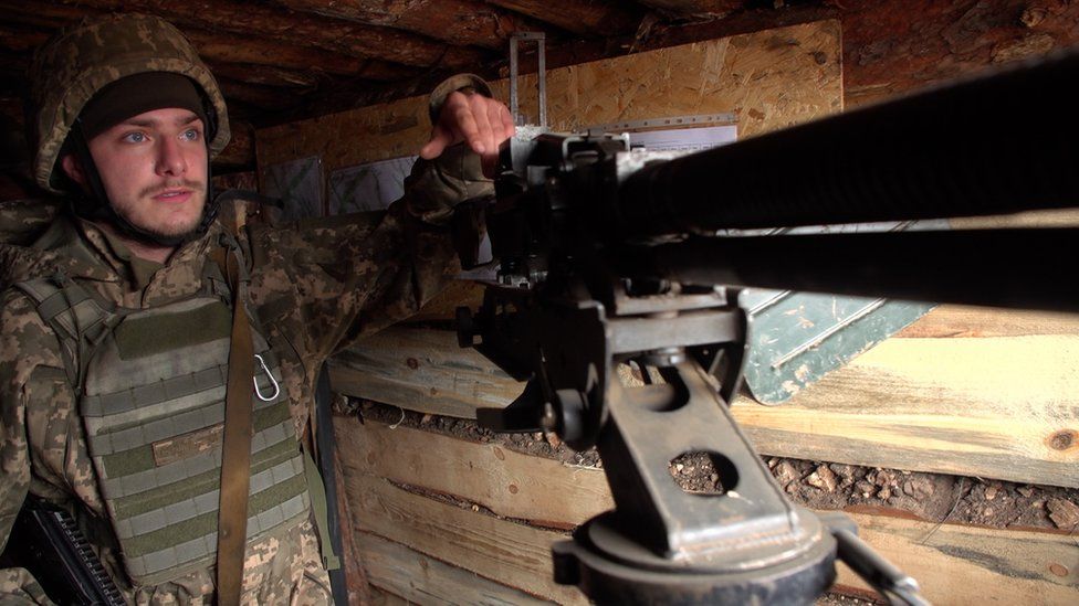 Private Oleksiy Kravchenko manning a machine gun near Zolote