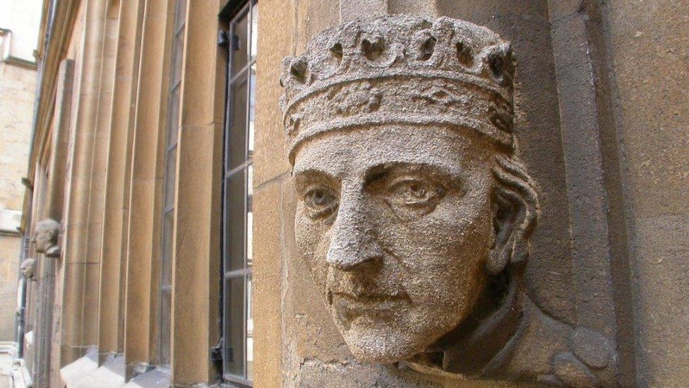 King carving on Oxford wall