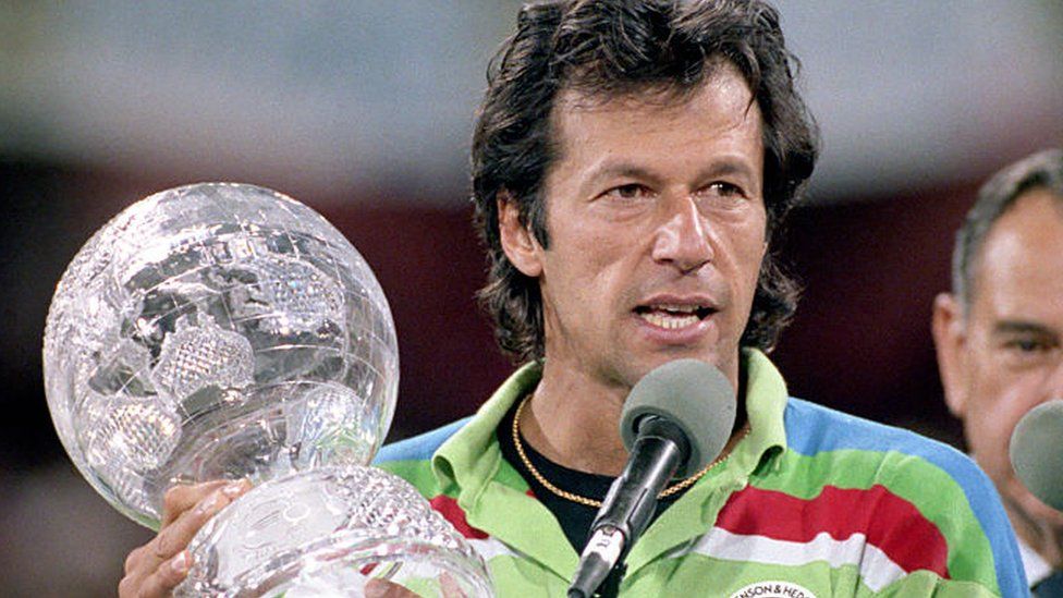 Чемпионат мира по крикету 1992 - Австралия: Финал: Англия против Пакистана в Мельбурне. Пакистан выиграл с разницей в 22 очка. Пакистан 249-6 (на 50 больше); Англия 227 (больше 49,2). Имран Кан с трофеем. март 1992 г.