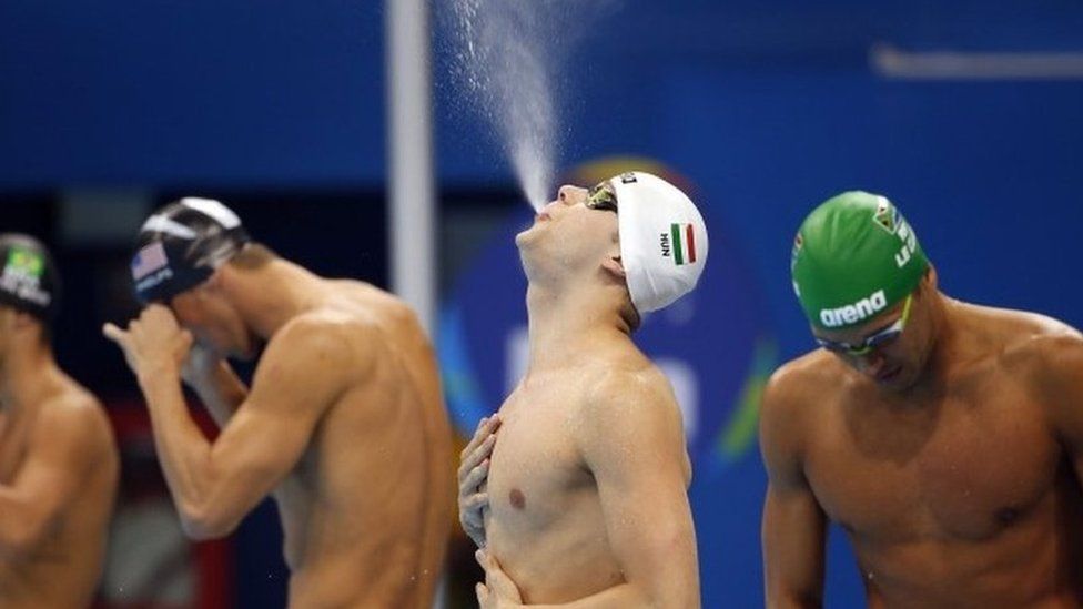 Спортсмены перед стартом. Чад Ле Кло пловец. Спортсмен с полотенцем на голове. Чем пловцы заматывают пальцы перед стартом.