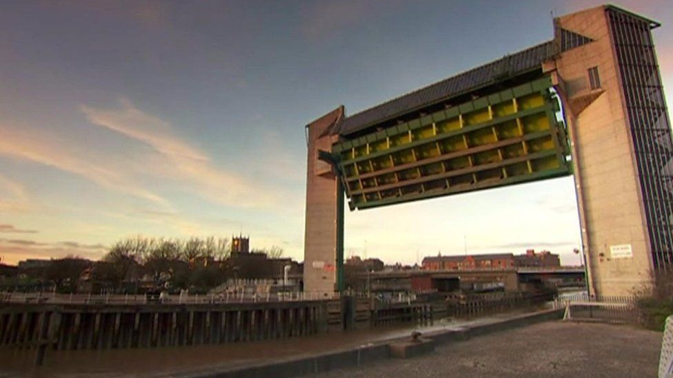 Hull tidal barrier coming down