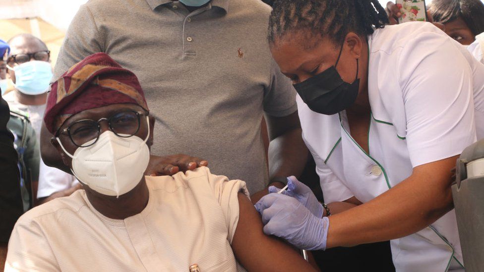 Мужчина получает вакцину Covid-19 в Лагосе