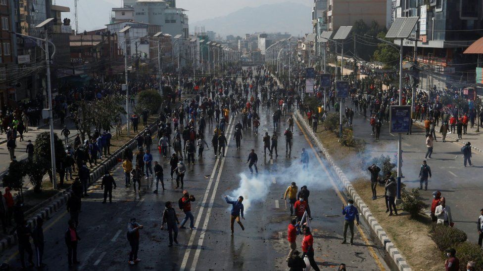 Демонстрант бросил в полицию баллон со слезоточивым газом в Катманду