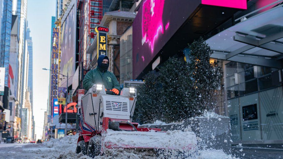 Рабочий убирает снег на Таймс-сквер