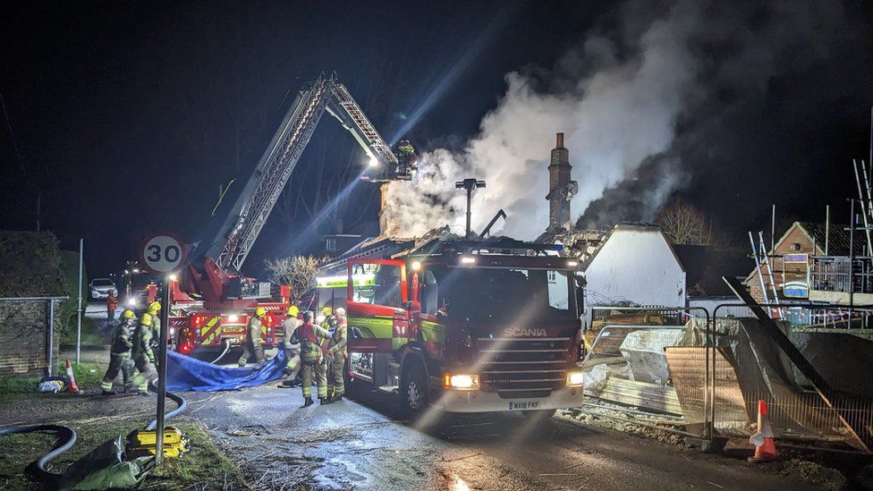 Holt fire: Thatched cottage roof destroyed - BBC News