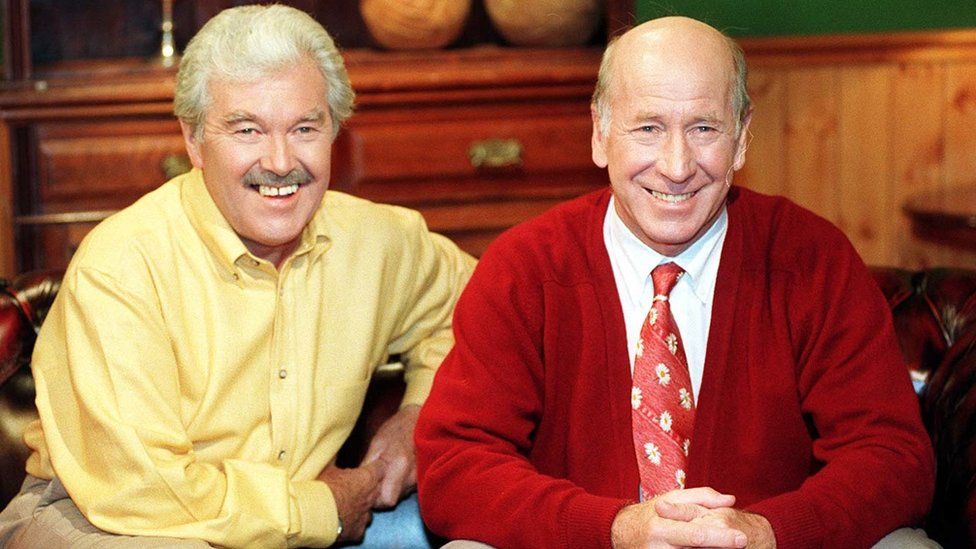 Dickie Davies y Bobby Charlton fotografiados juntos en 1995 en el plató de su programa