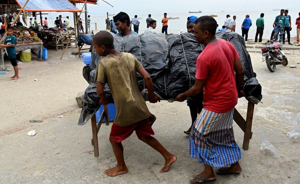 Local people remove their small shops near the sea beach at Patenga, Chottagong, Bangladesh, 29 May 201