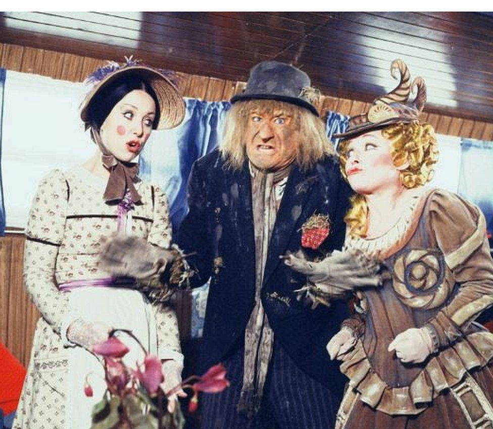 Una Stubbs, Jon Pertwee and Barbara Windsor in Worzel Gummidge