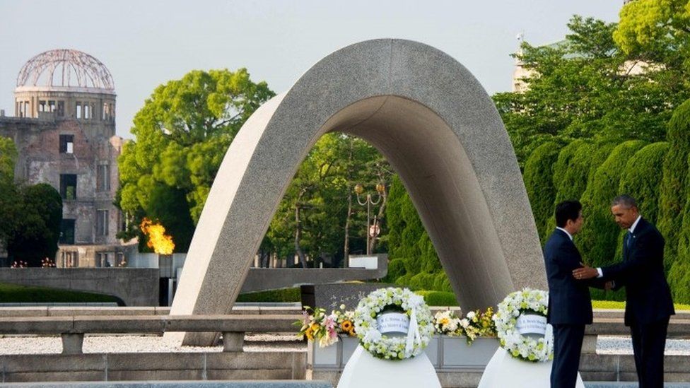 Obama lays wreath, 27 May