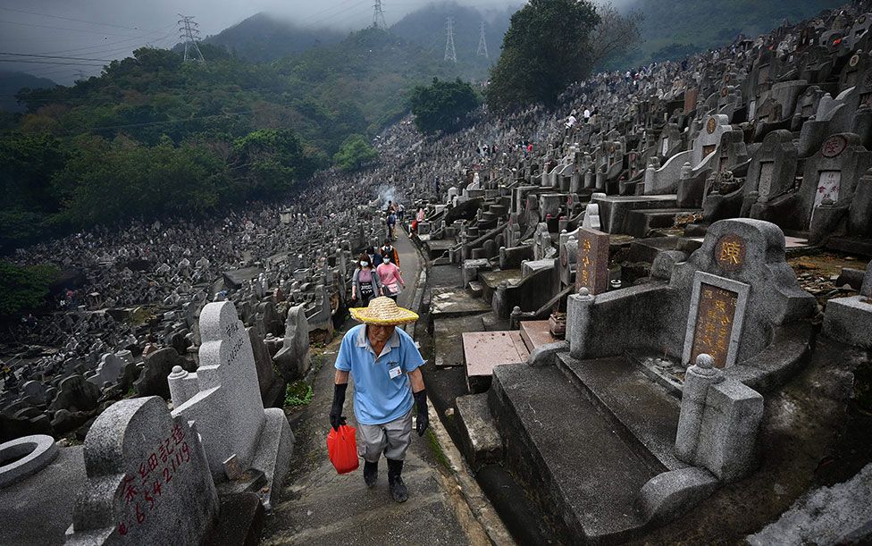 Njerëzit ecin nëpër varrezat Diamond Hill në Hong Kong më 5 prill 2023