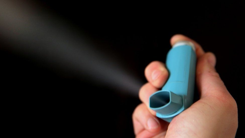 Asthma sufferers at risk over poor inhaler technique - BBC News