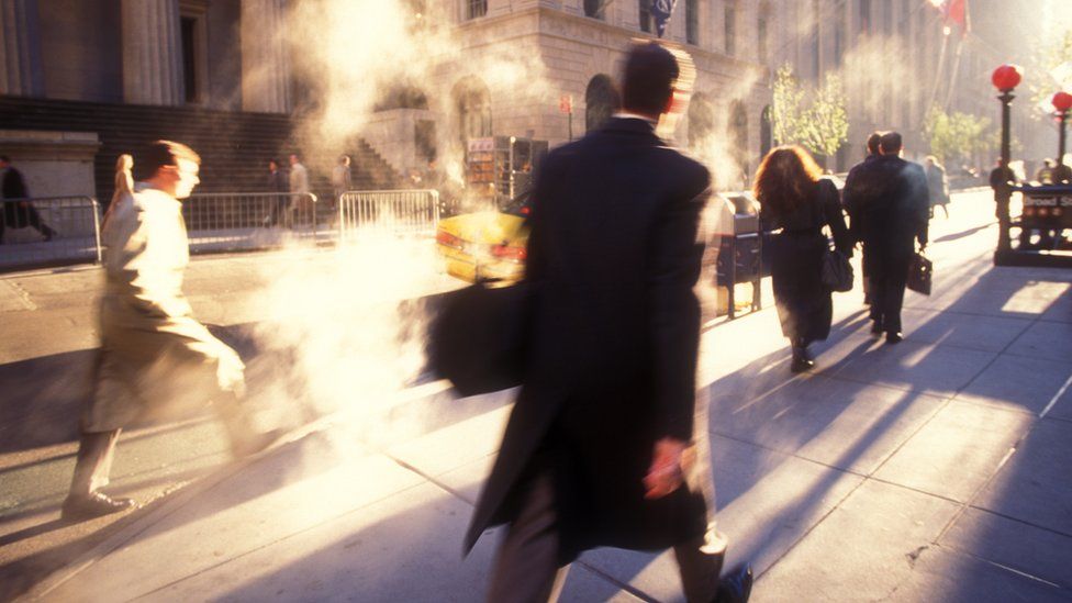 Gente caminando en Wall Street.