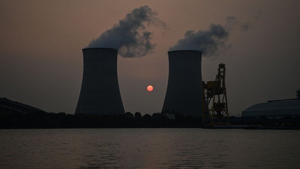 Die Sonne geht hinter dem Kohlekraftwerk Wujing in Shanghai unter.