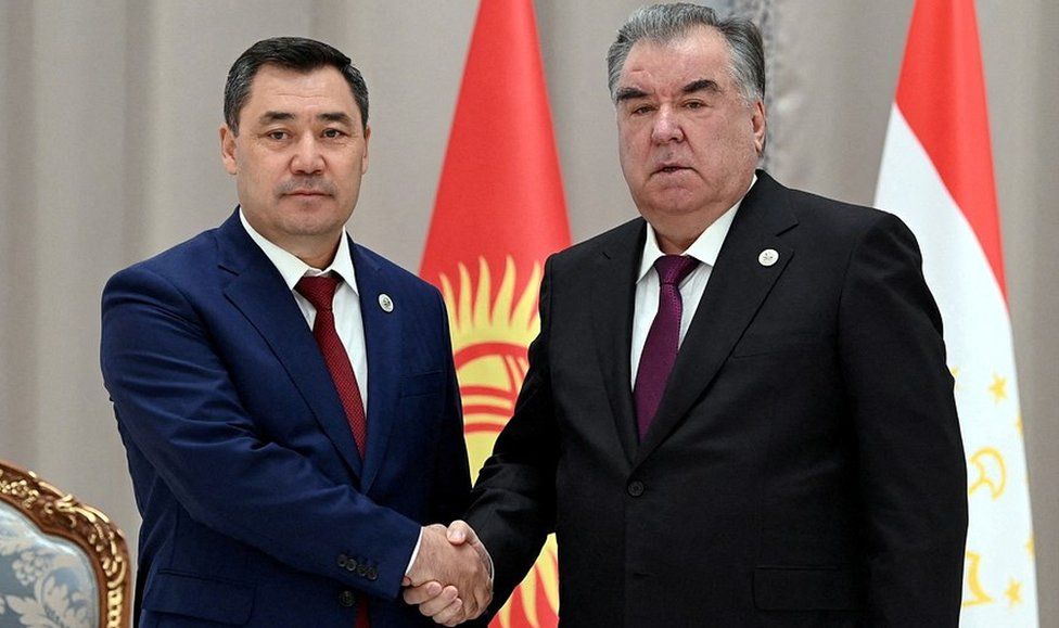 Kyrgyz President Sadyr Japarov (L) shakes hands with Tajik President Emomali Rakhmon in Samarkand, 16 Sep 22