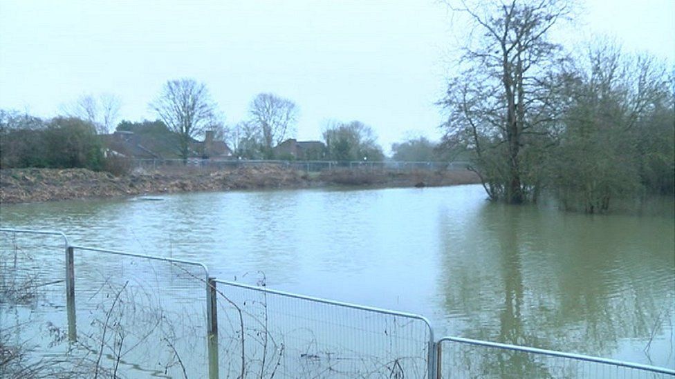 Flood defence boost to protect dozens of homes in York - BBC News