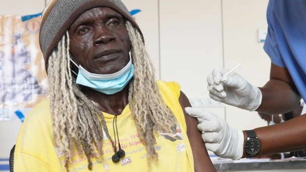 Сотрудник больницы получит вакцину от Covid-19 в Учебной больнице Джубы 7 апреля 2021 года в Джубе, Южный Судан