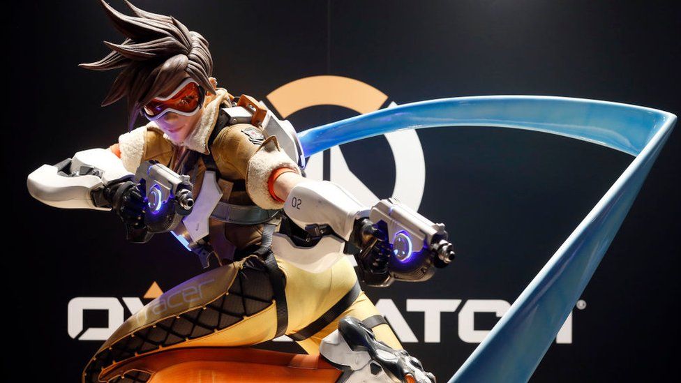 A statue of the Tracer character frozen in mid-sprint with guns pointed
