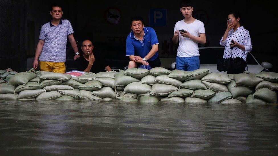 China steps up flood rescue in Wuhan - BBC News