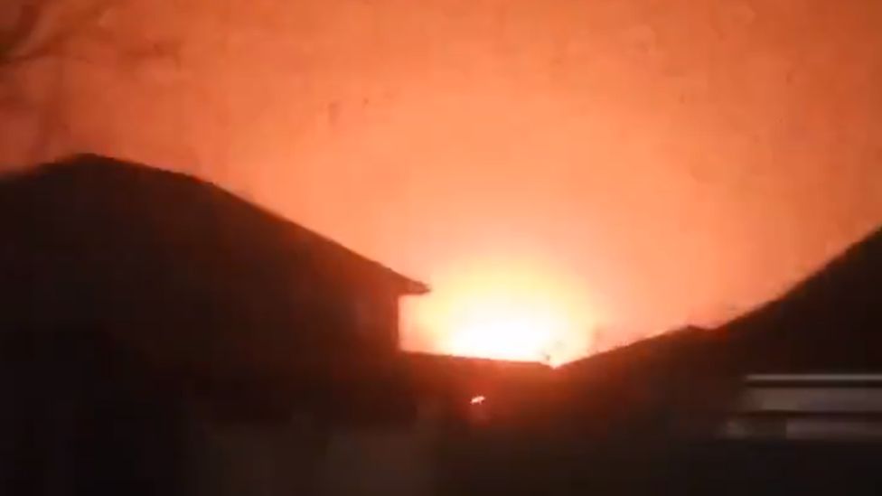 مشهد يحبس الأنفاس لصاروخ أوكراني ينال من دبابة روسية قبل هروبها
