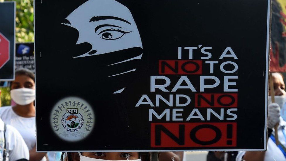 НЬЮ-ДЕЛИ, ИНДИЯ — 11 ОКТЯБРЯ: Протест неправительственной организации Nayay с целью добиться справедливости для жертв группового изнасилования Хатраса в Джантар-Мантаре, 11 октября 2020 года в Нью-Дели, Индия.