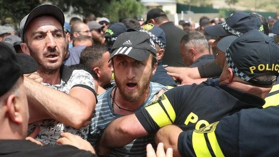 Tbilisi anti-LGBT protesters in scuffle with police, 8 Jul 23