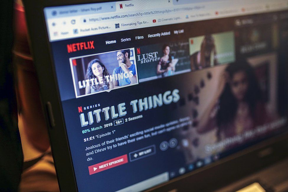 На мониторе отображается страница «Маленькие вещи» на веб-сайте Netflix Inc. на упорядоченной фотографии в студии Pocket Aces Pvt в Мумбаи, Индия, в понедельник, 29 июля 2019 г.
