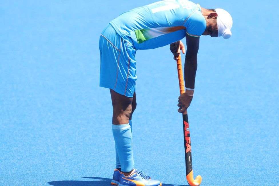 Мандип Сингх из сборной Индии реагирует на мужской полуфинальный матч между Индией и Бельгией в одиннадцатый день Олимпийских игр 2020 года в Токио на хоккейном стадионе Ои 3 августа 2021 года в Токио,