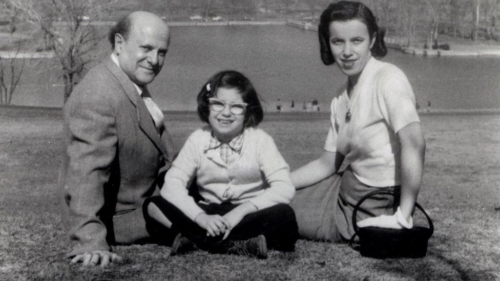 Miriam com os pais David Friedman e Hildegard, que também era sobrevivente do Holocausto