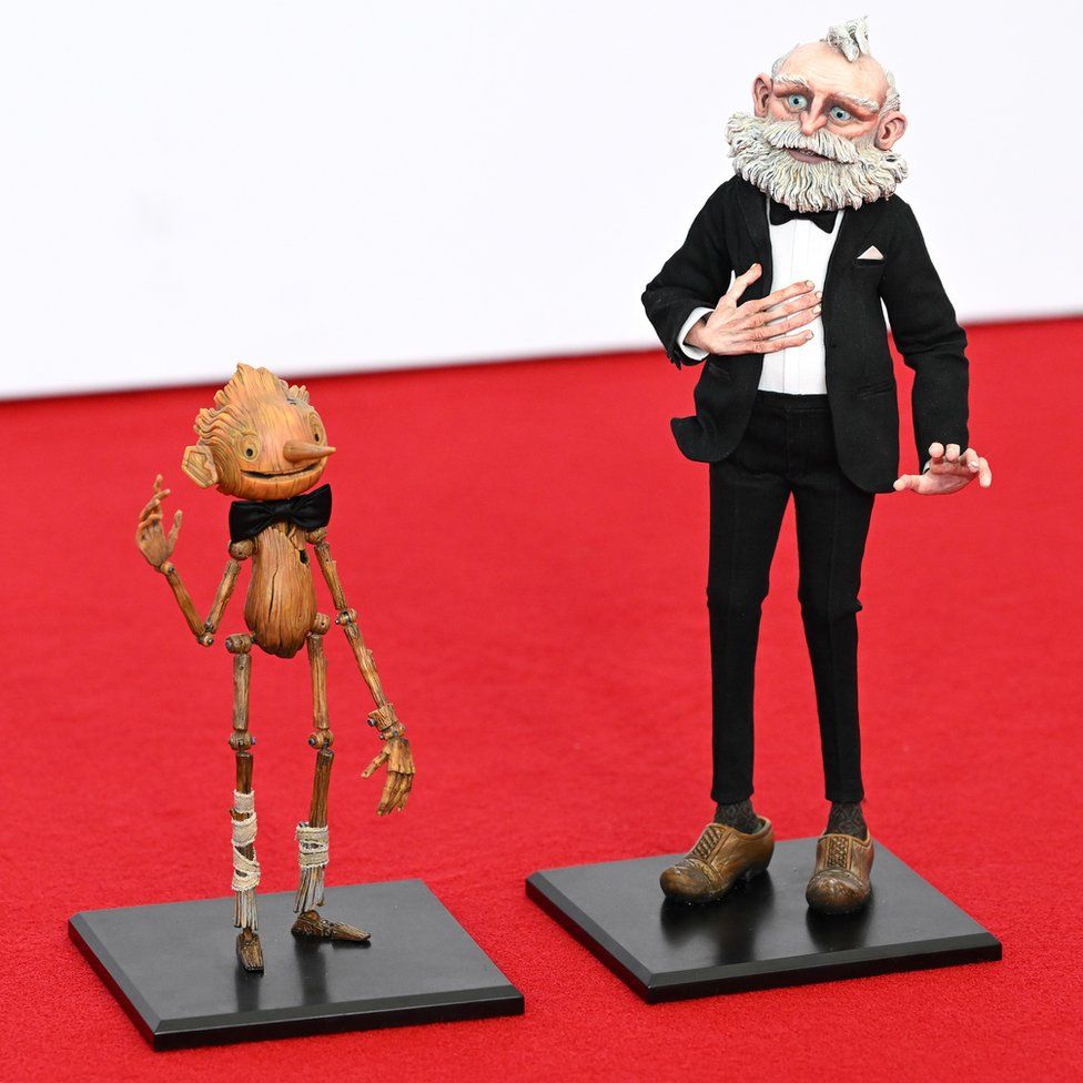 Pinocho y Geppetto en la alfombra roja de los premios Bafta