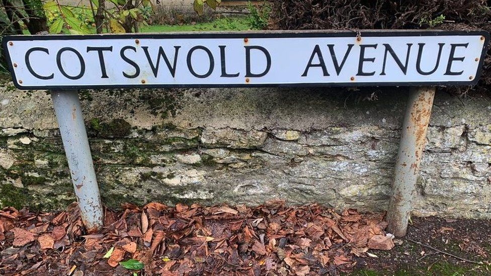 Old street sign for Cotswold Avenue