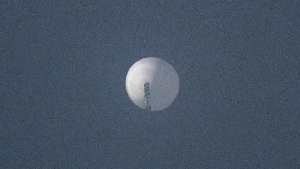 Воздушный шар летит в небе над Биллингсом, штат Монтана, США, 1 февраля 2023 года. На этом снимке, полученном из социальных сетей.