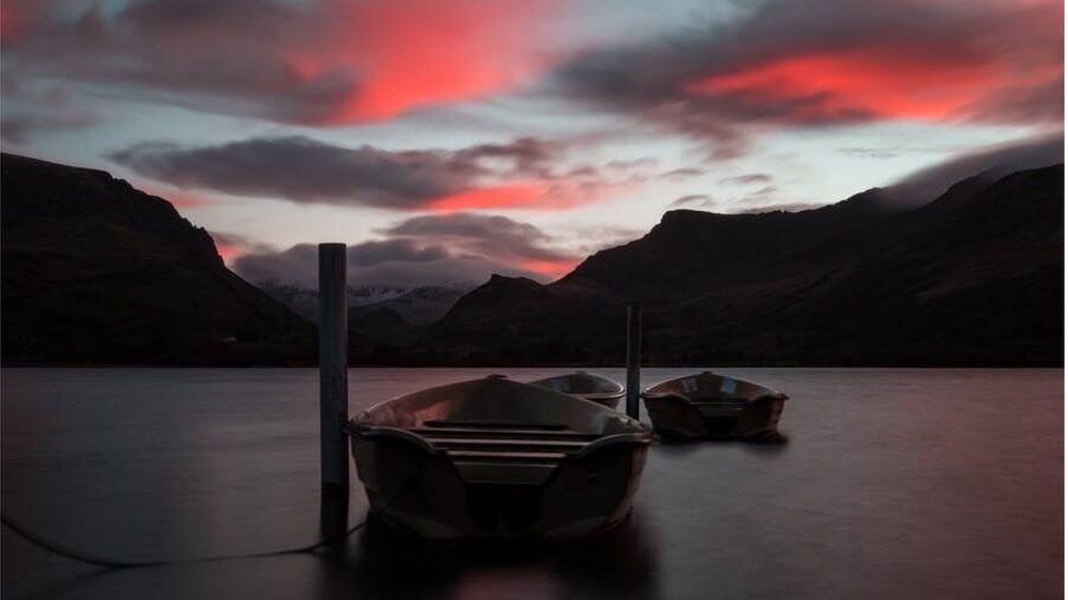 Y wawr yn torri dros Ddyfryn Nantlle // Daybreak over Nantlle Vale