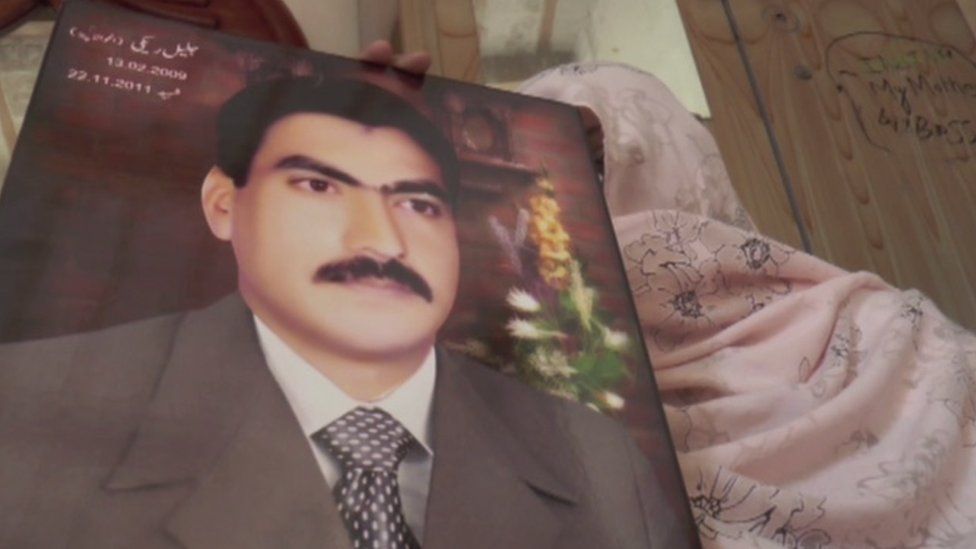 Jalil Reki's mother (front, holding Reki's photo)