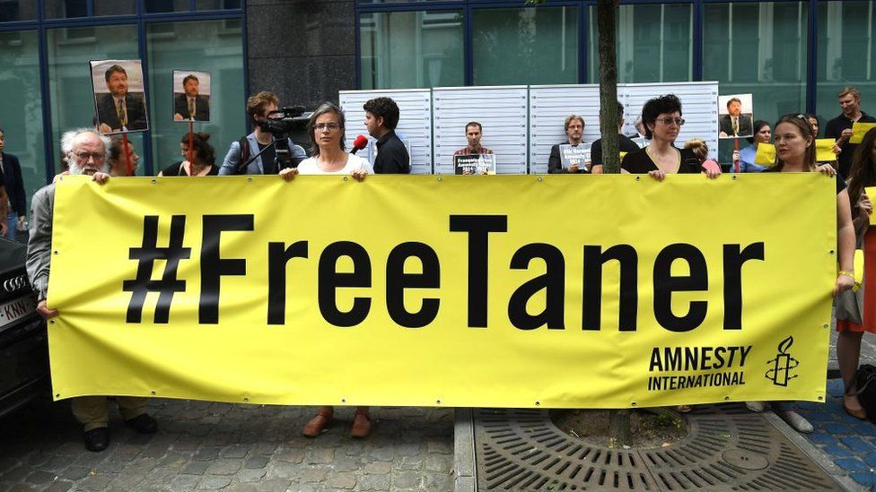 Belgian demonstrators call for Taner Kilic to be freed in 2017