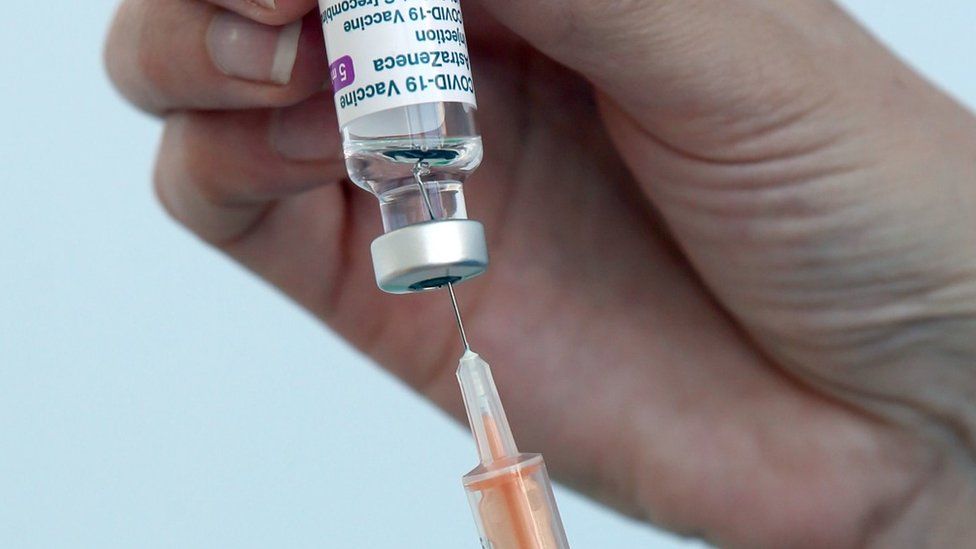 Вакцина Covid-19 и шприц