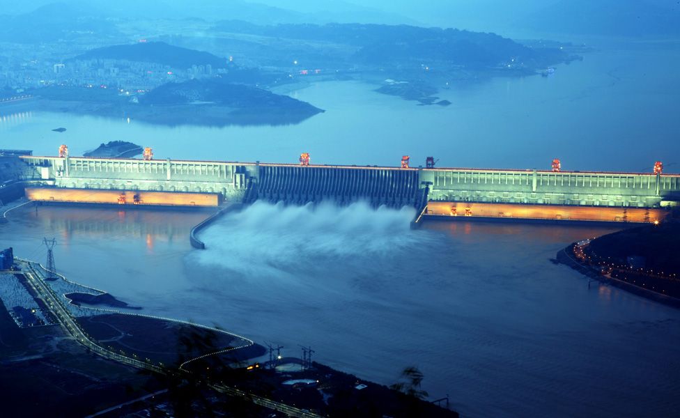 Три ущелья выпускают воду во время пика паводка 8 июля 2012 года в провинции Хубэй, Китай