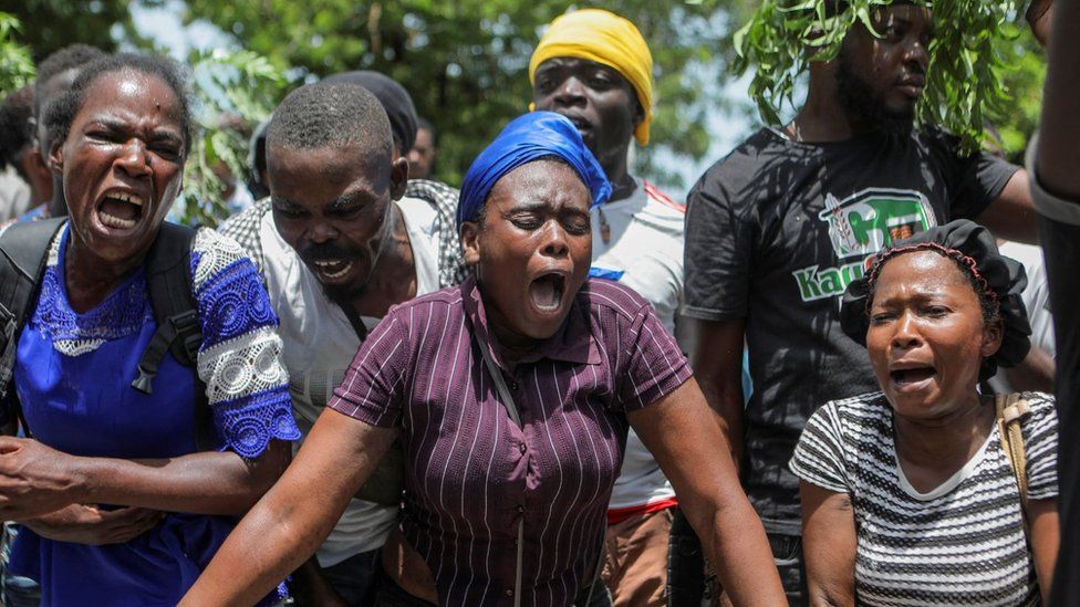 Жители Гаити собираются возле военной базы, требуя