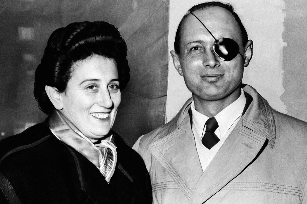 Генерал Моше Даян, начальник штаба израильской армии, изображен со своей женой Рут во время прибытия 13 января 1958 года в лондонский аэропорт, Англия