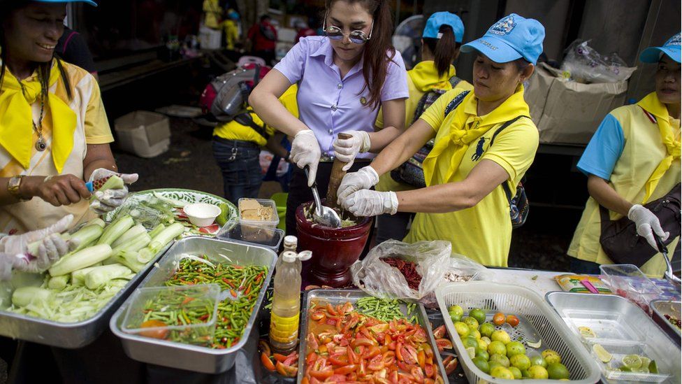 Volunteers preparing food