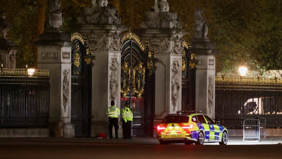 Buckingham Palace and police car