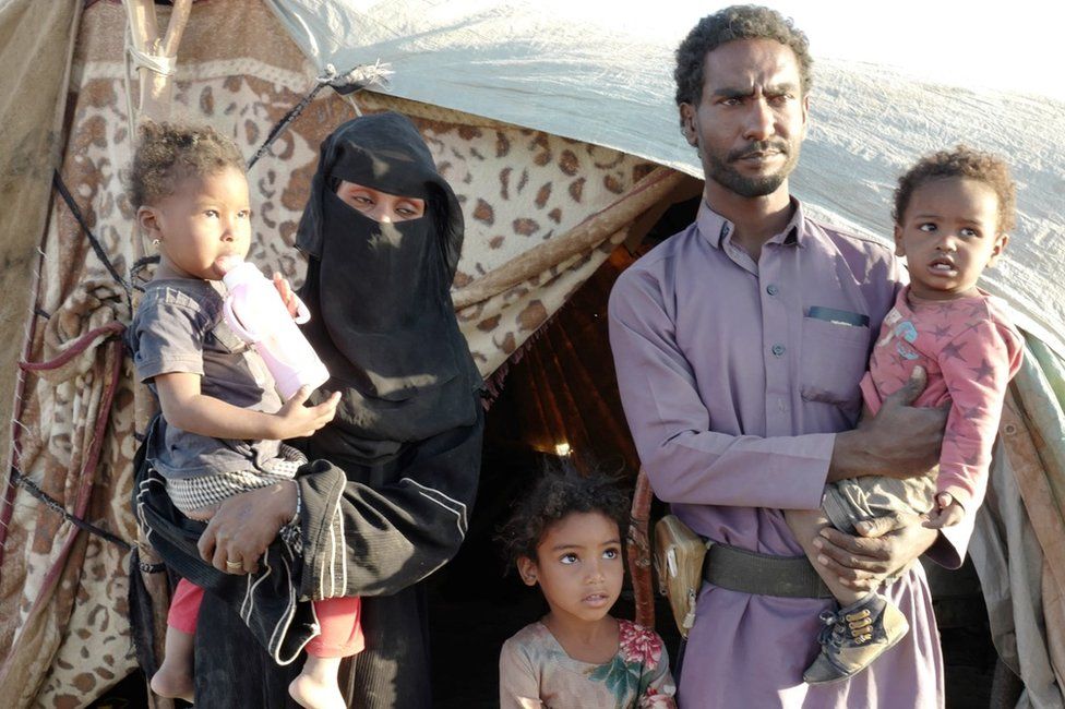 Абдулла (2-й справа), Латифа (2-й слева) и их семья в лагере для перемещенных лиц в Марибе, Йемен
