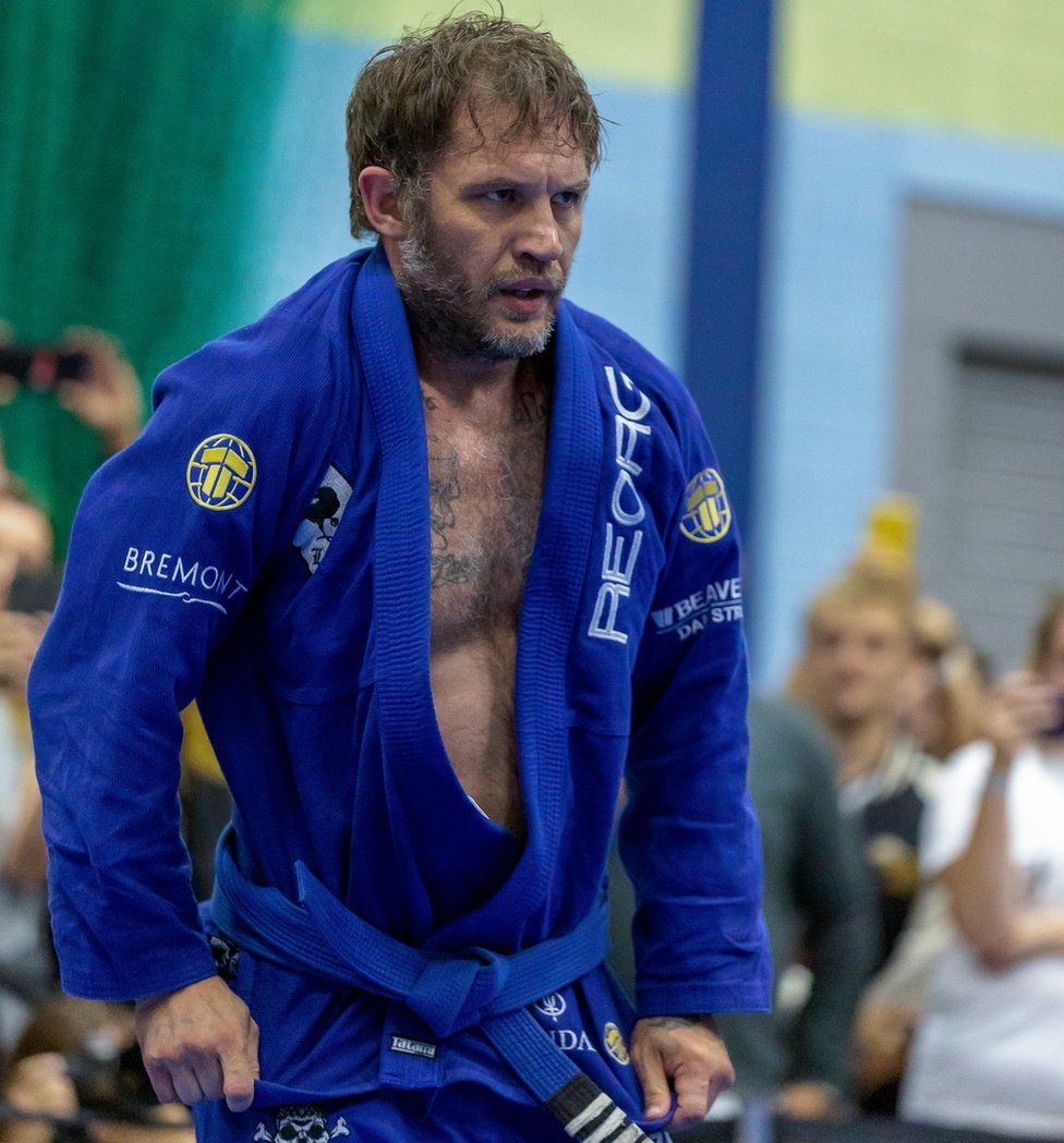 Tom Hardy 'raises the flag for jiu-jitsu' in Milton Keynes - BBC News