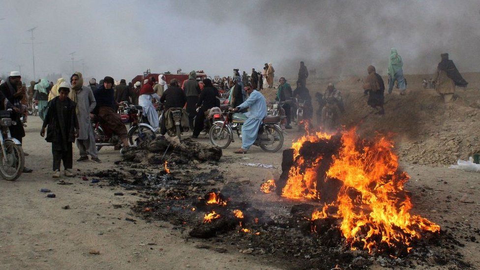 Жители собираются после того, как талибы обстреляли из минометов приграничный пакистанский город Чаман 11 декабря 2022 г.