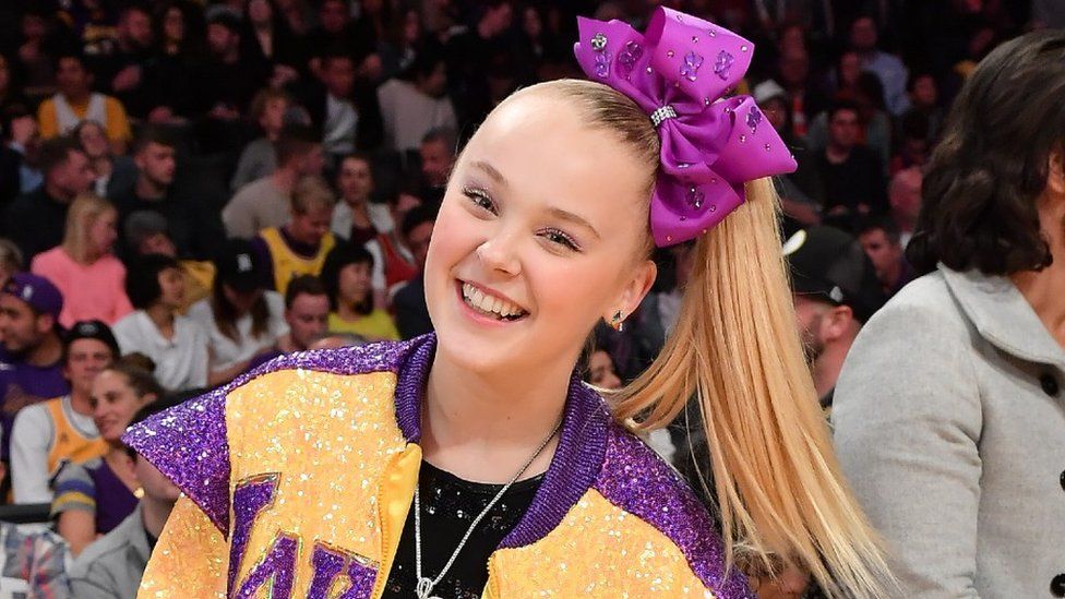 JoJo Siwa: YouTube star 'never been this happy' after coming out - BBC News