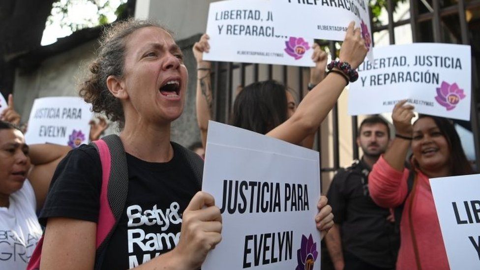 Activists demanding freedom, justice and redress for Salvadorean rape victim Evelyn Hernandez demonstrate prior to her audience at Ciudad Delgados court, San Salvador, on July 15, 2019.